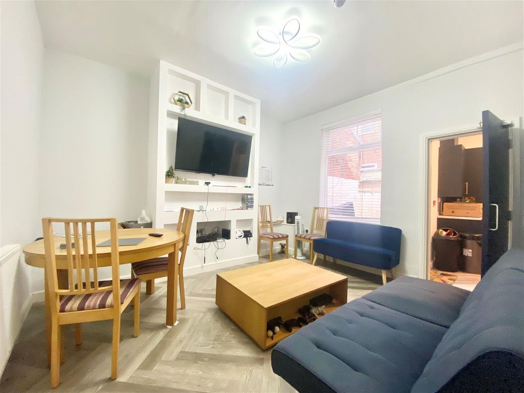 Property photo 3 of 17 Lounge