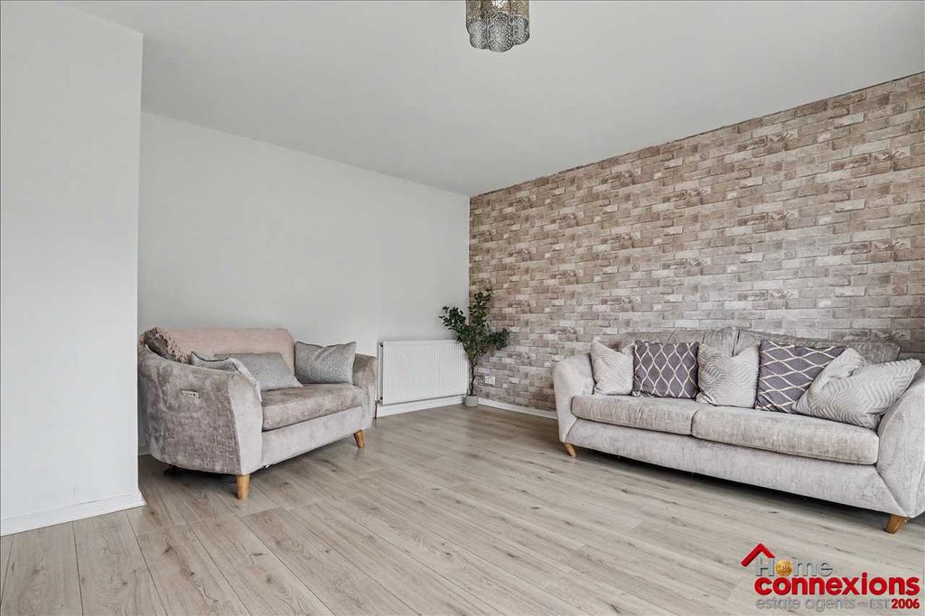 Property photo 3 of 18 Lounge (2)