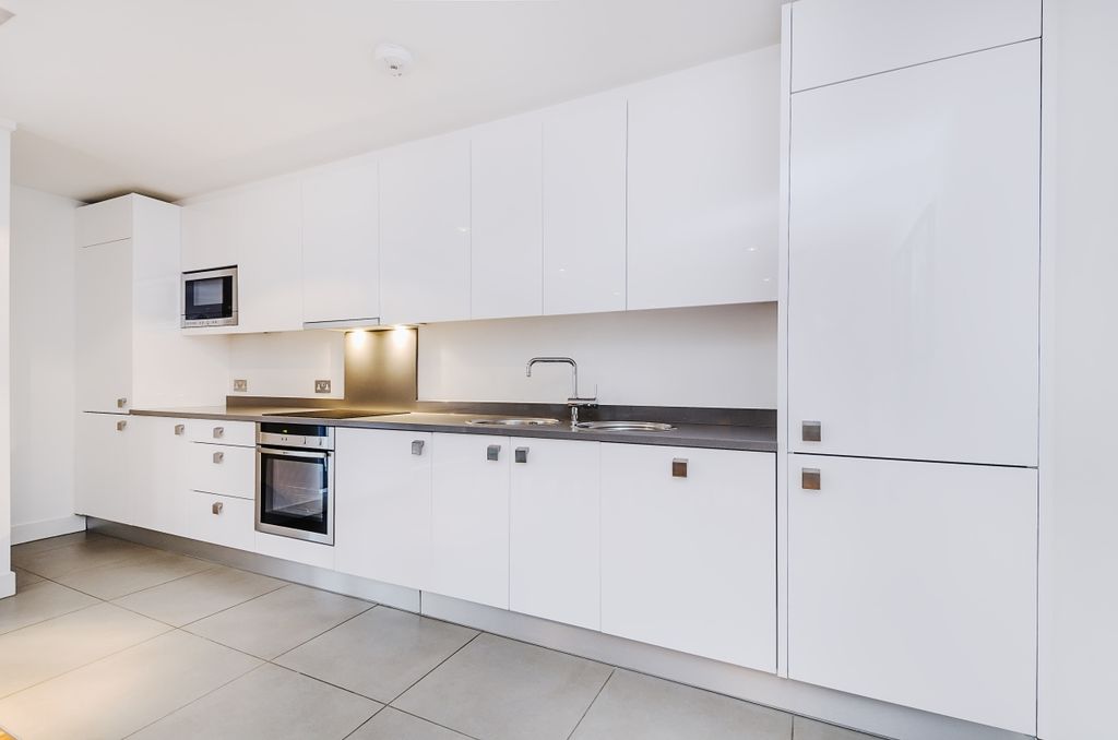 Property photo 3 of 12 Kitchen