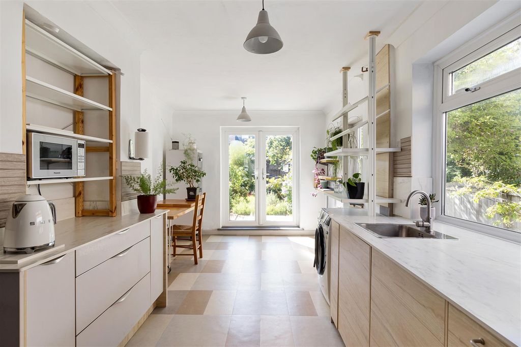 Property photo 3 of 56 Northcote Road, E17