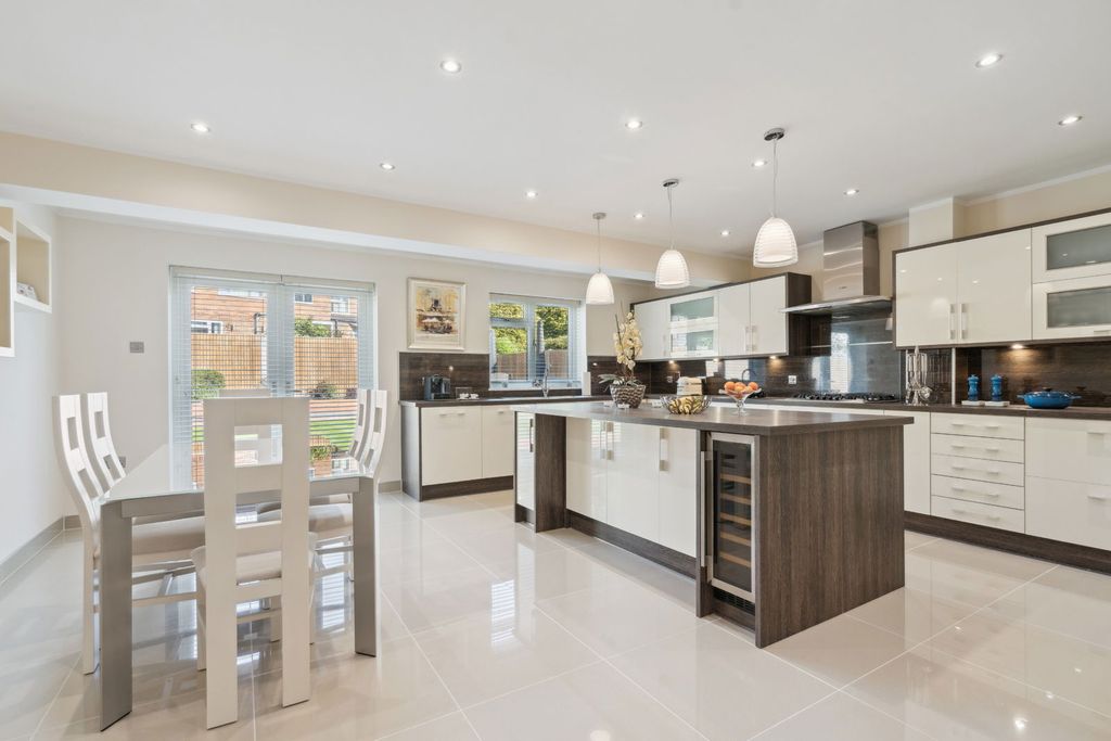 Property photo 2 of 28