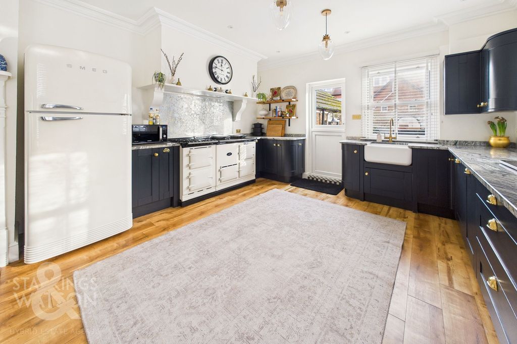 Property photo 3 of 36