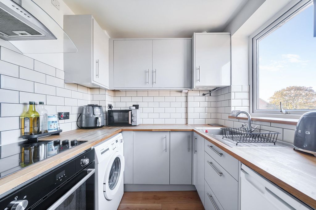 Property photo 2 of 11 Kitchen