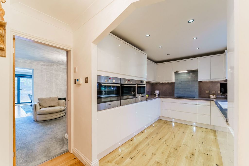 Property photo 2 of 39