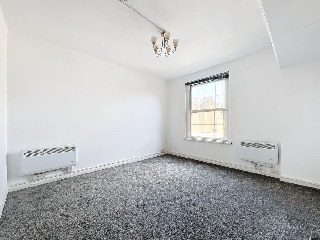 Property photo 2 of 11 Studio / Living Room