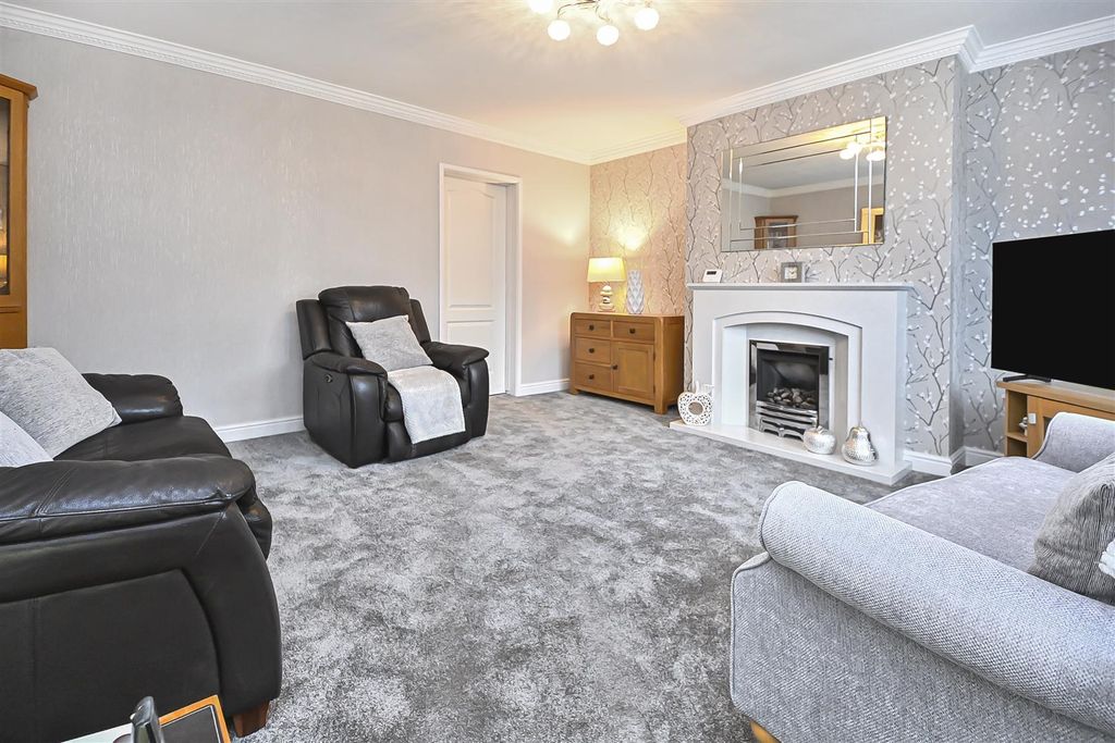 Property photo 3 of 36 6 Oak Tree Close Lounge (2).Jpg