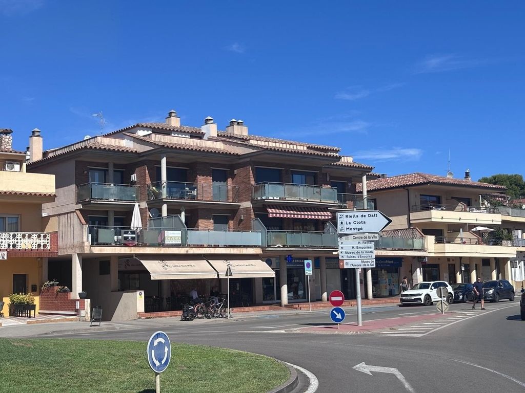 Property photo 1 of 20 Spectacular Refurbished Apartment With Huge Private Terrace In L'escala