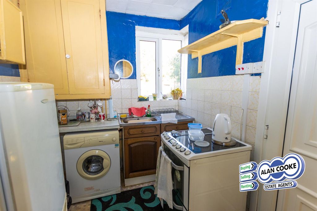 Property photo 3 of 9 Kitchen