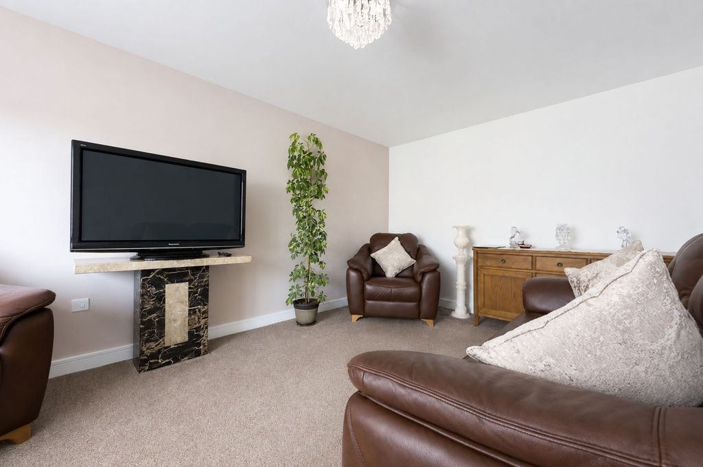 Property photo 3 of 27