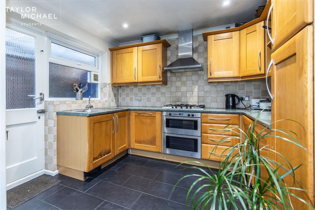 Property photo 3 of 30 Kitchen