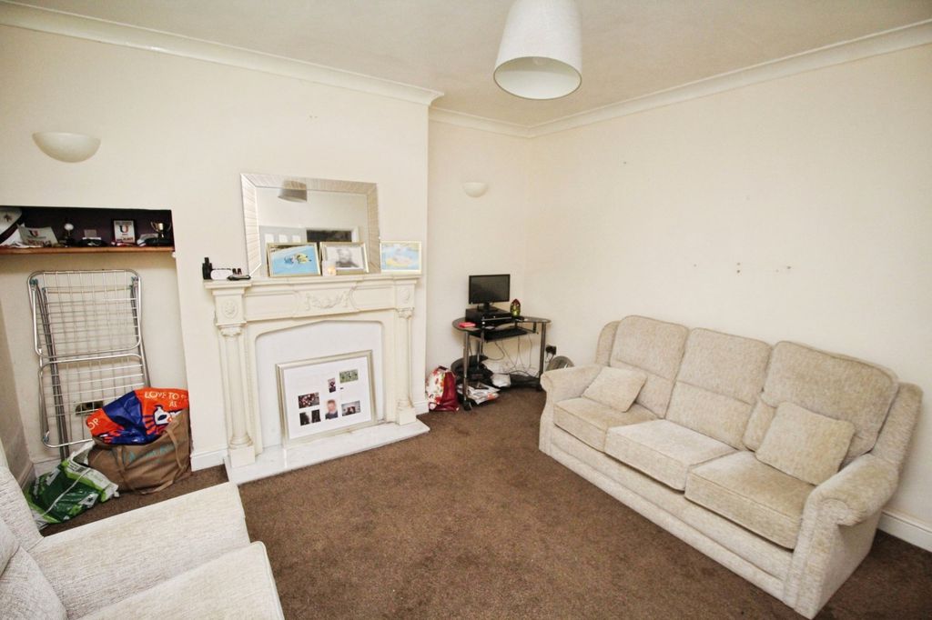 Property photo 3 of 15 Lounge