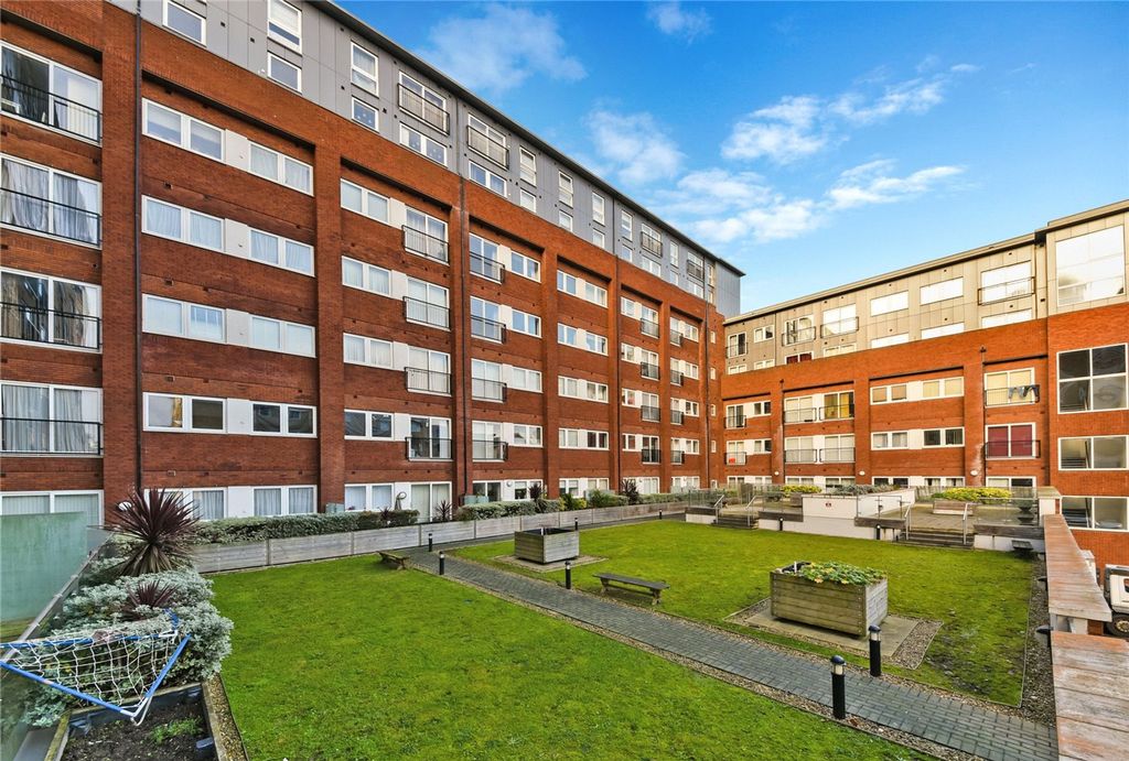 Property photo 1 of 12 Communal Gardens