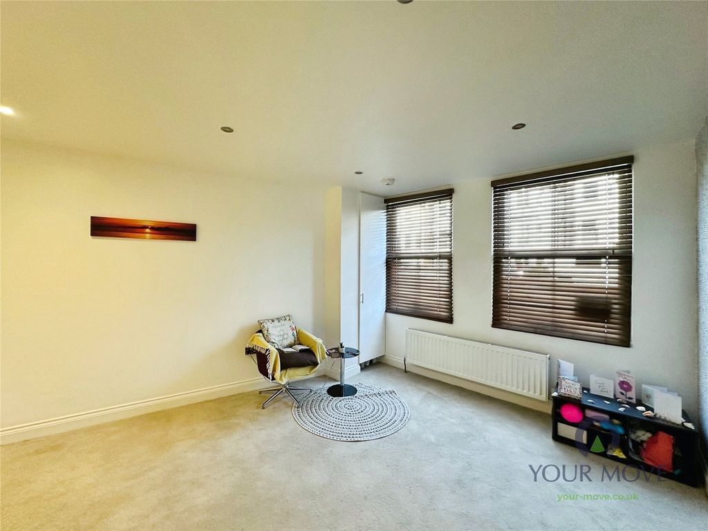 Property photo 3 of 16 Lounge