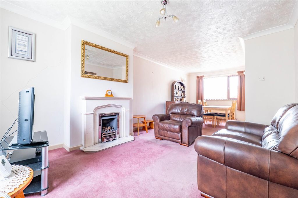 Property photo 2 of 18 Lounge