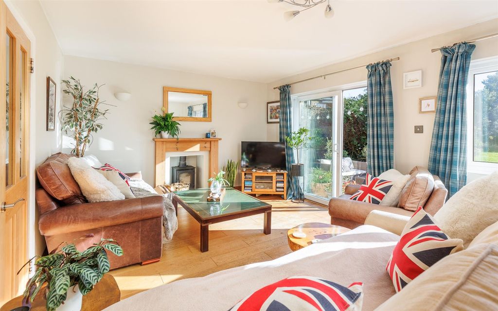 Property photo 2 of 28 Sitting Room