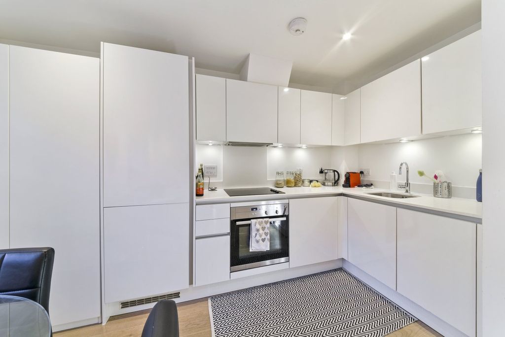 Property photo 3 of 10 Kitchen