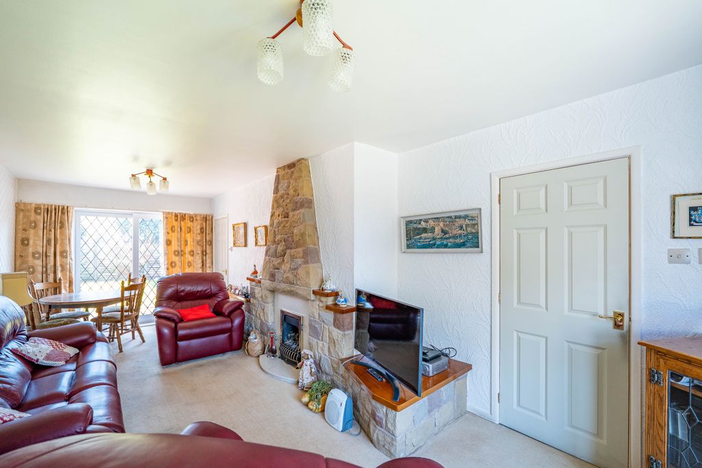 Property photo 2 of 11 Living/Dining Room