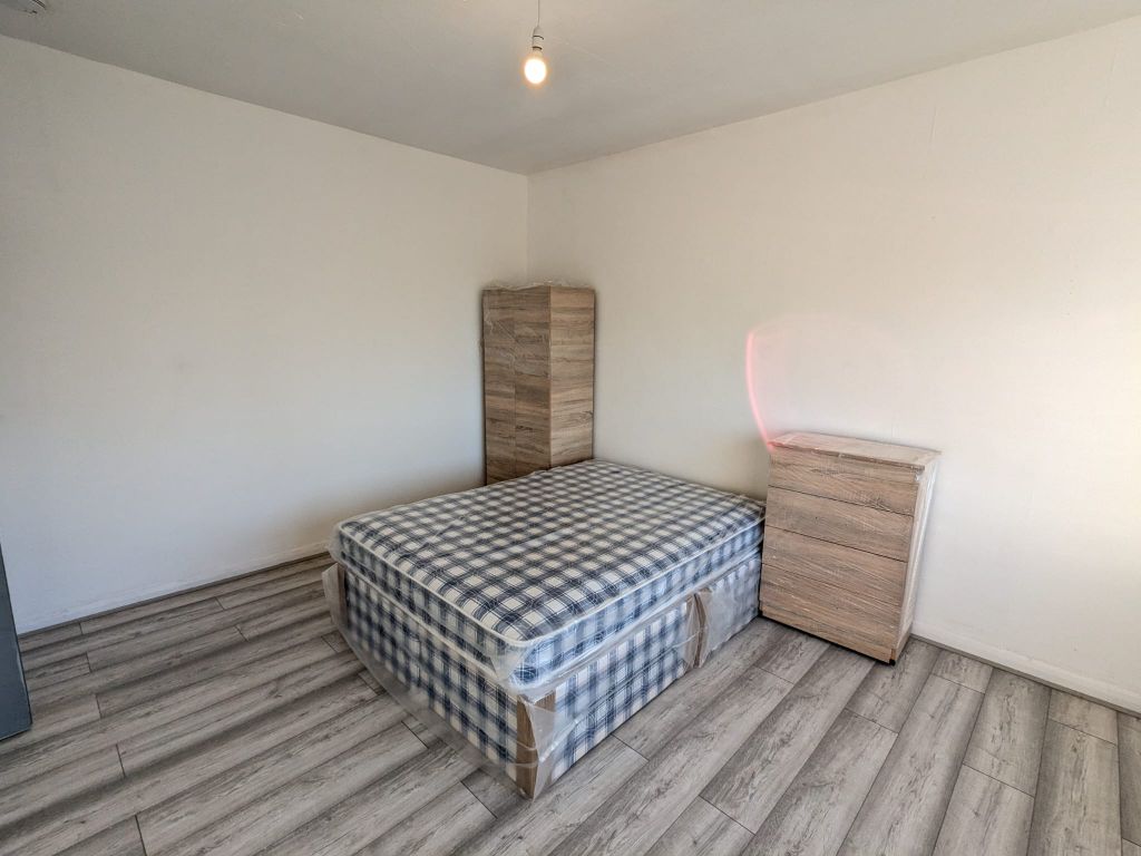 Property photo 3 of 13 Room 3