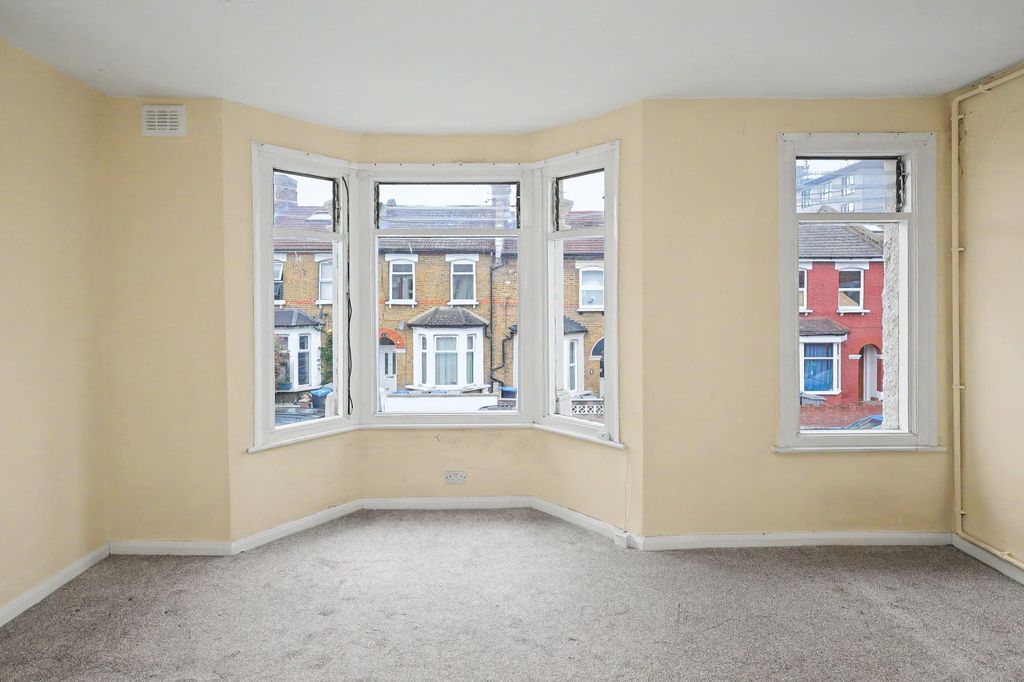 Property photo 2 of 10 8B Beaconsfield Road, Willesden, London Nw10 2Jg