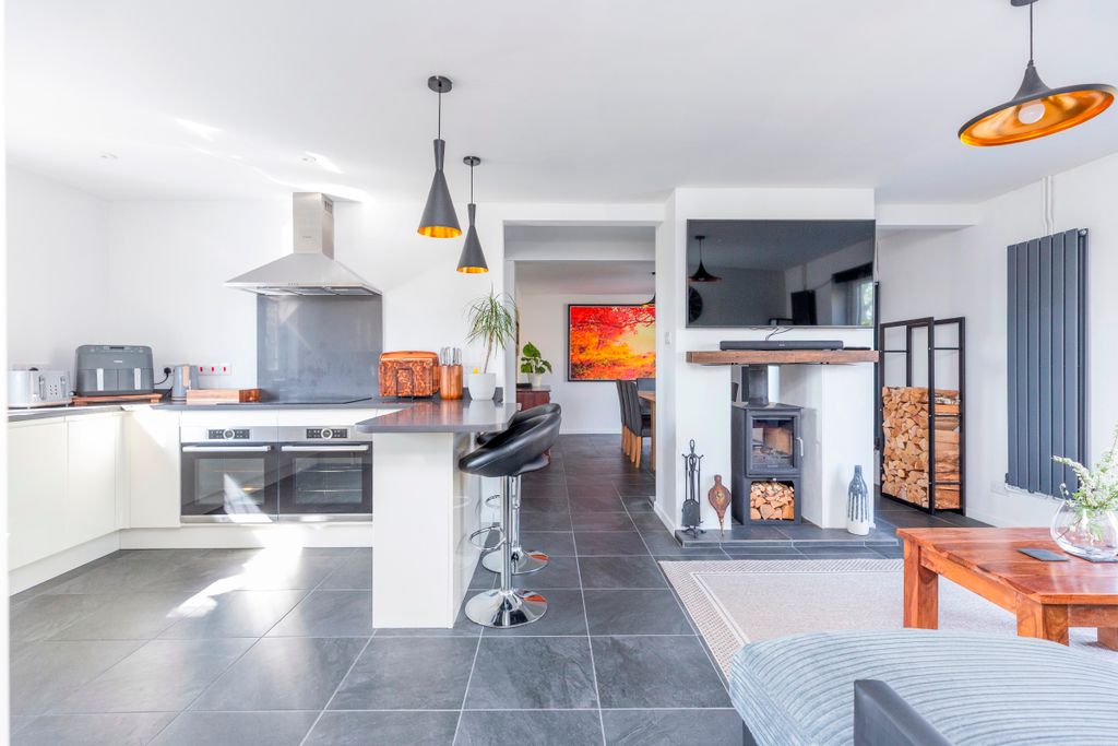 Property photo 2 of 28