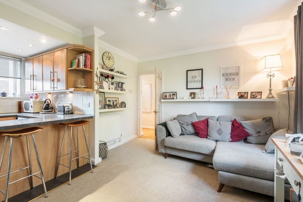 Property photo 1 of 8 Lounge 2