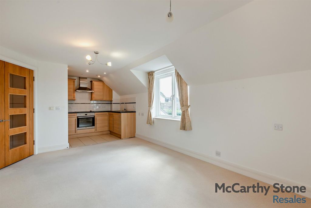 Property photo 3 of 17 8644647-Interior07-800.Jpg