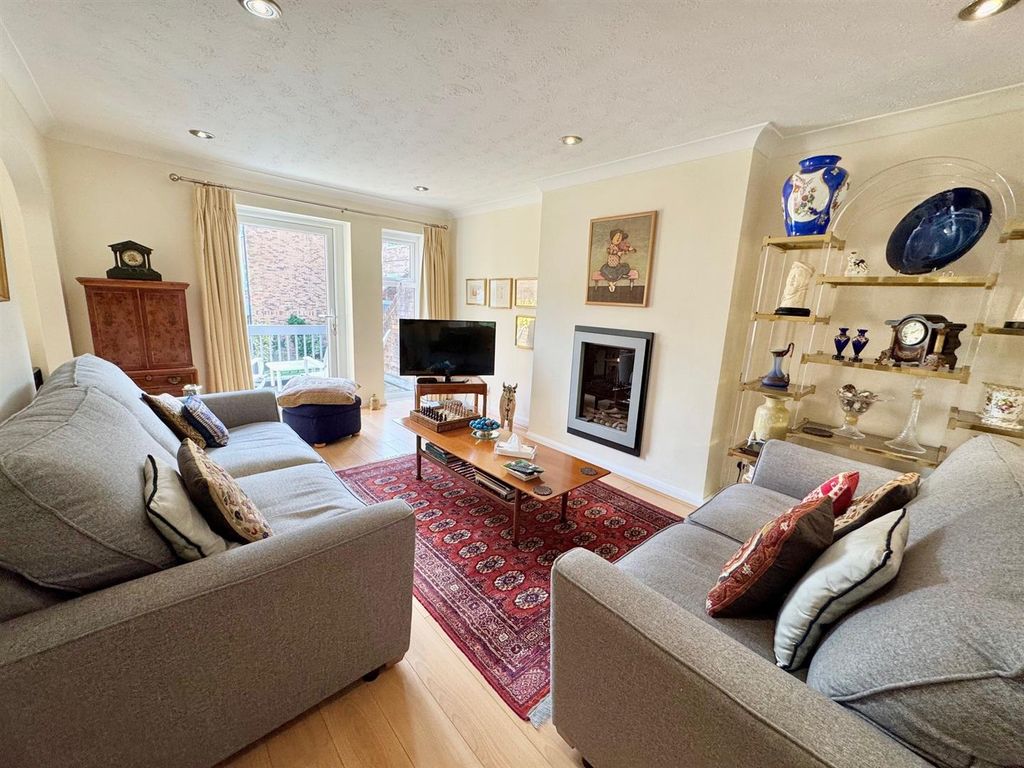 Property photo 3 of 24 Eight.Jpg