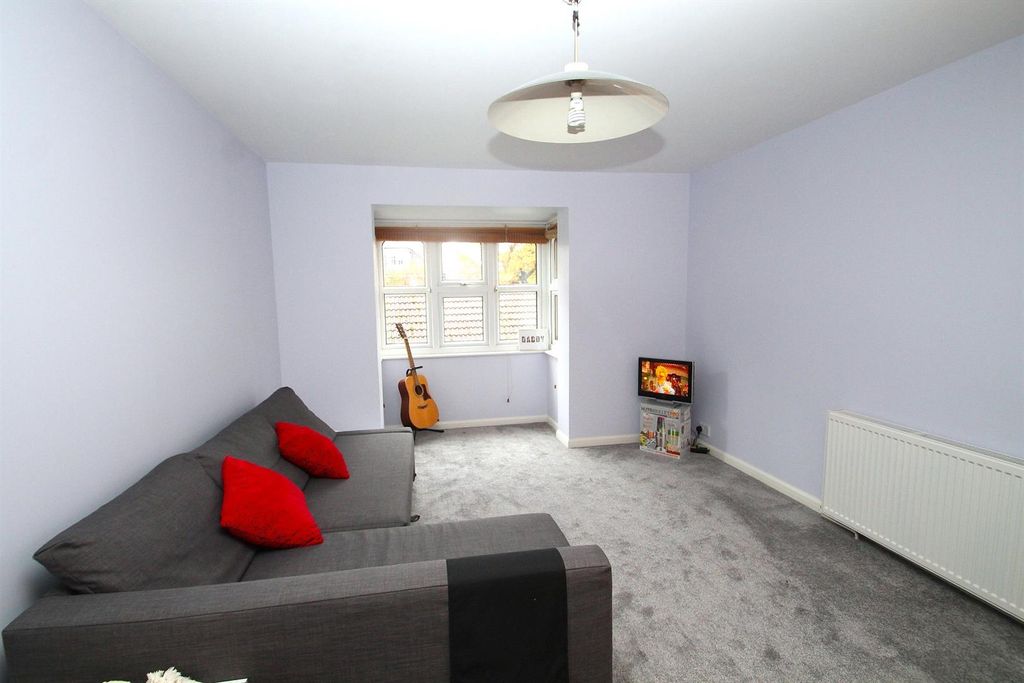 Property photo 3 of 6 6 St Saviours Court 013.Jpg