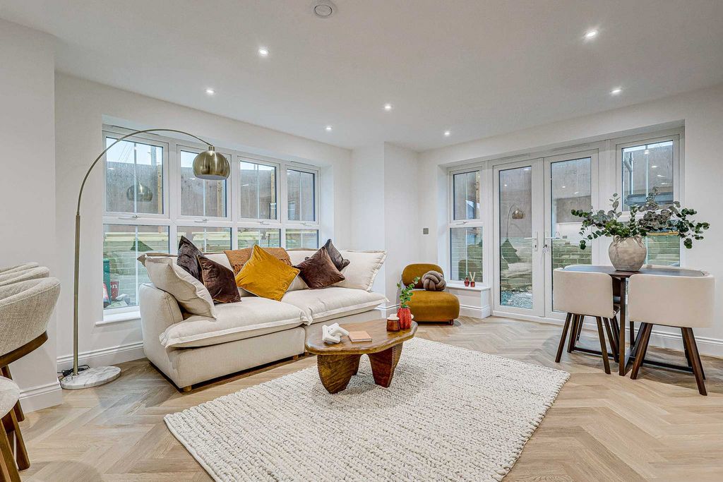 Property photo 3 of 32