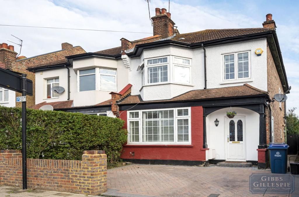 Property photo 1 of 10 A Charming Three Bedroom Property In Ha1