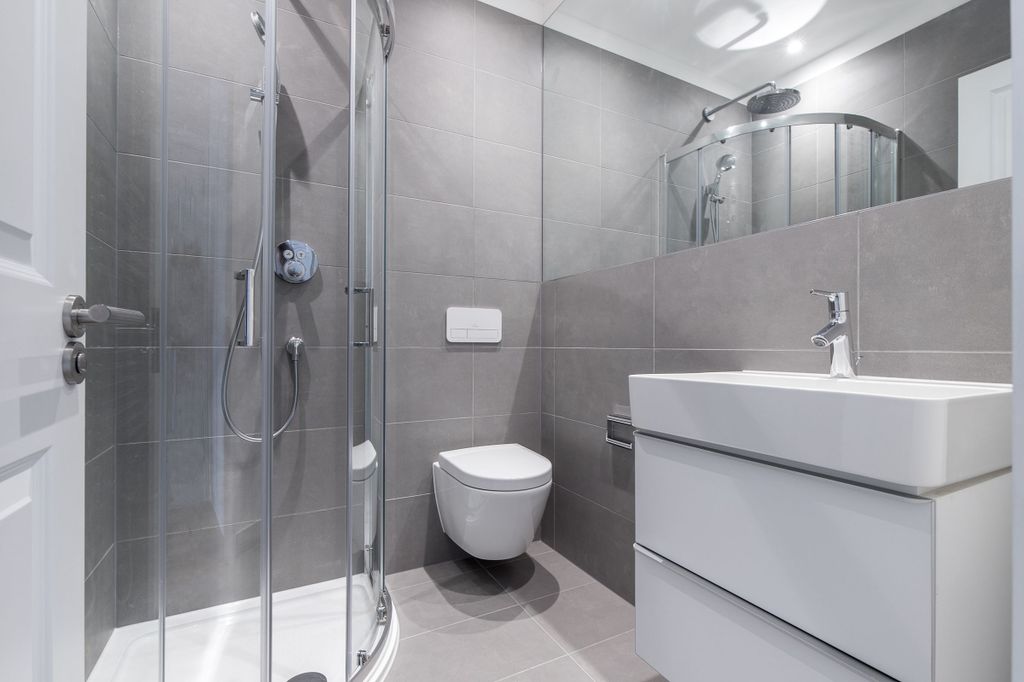 Property photo 3 of 18 Bathroom