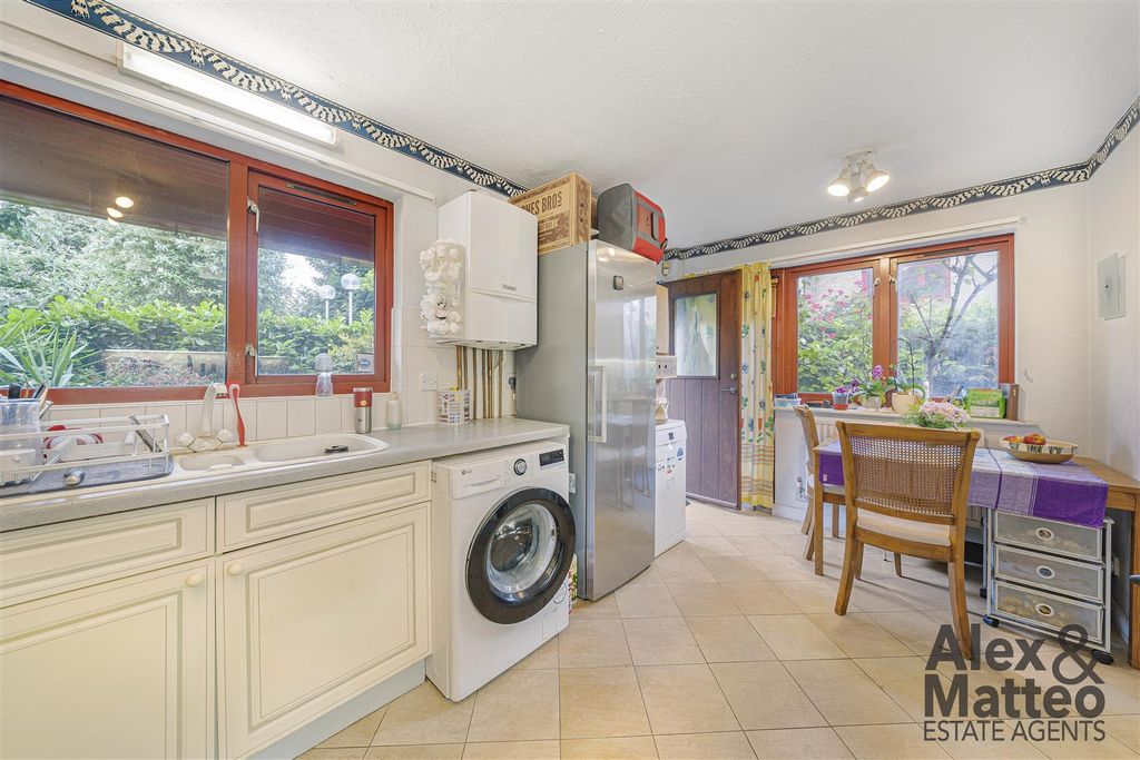Property photo 3 of 31 Bywater Place