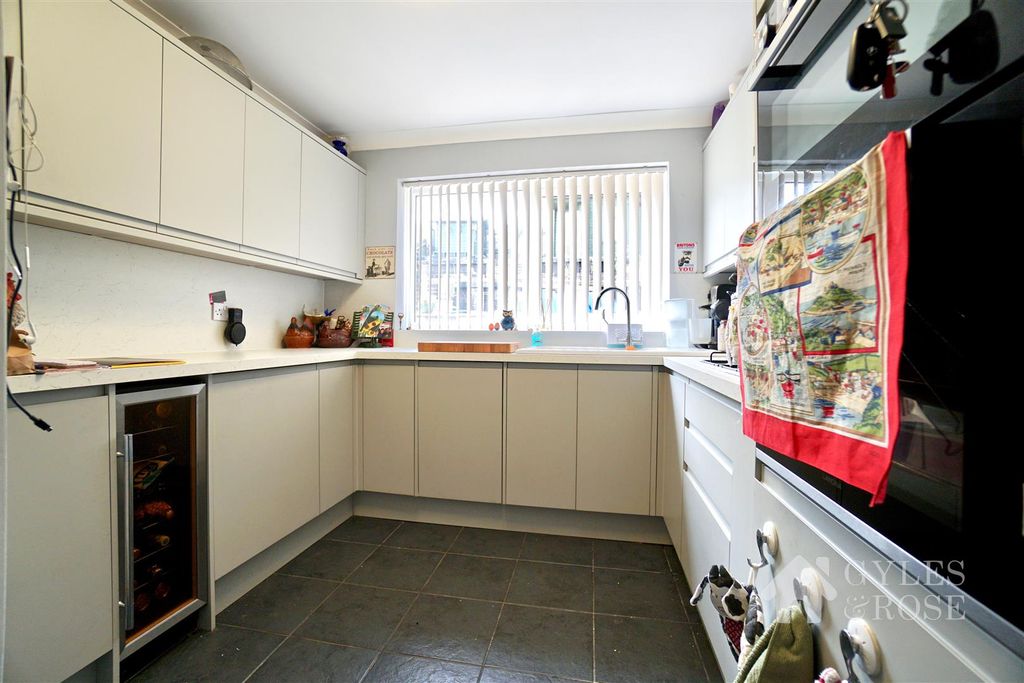 Property photo 2 of 10 Kitchen