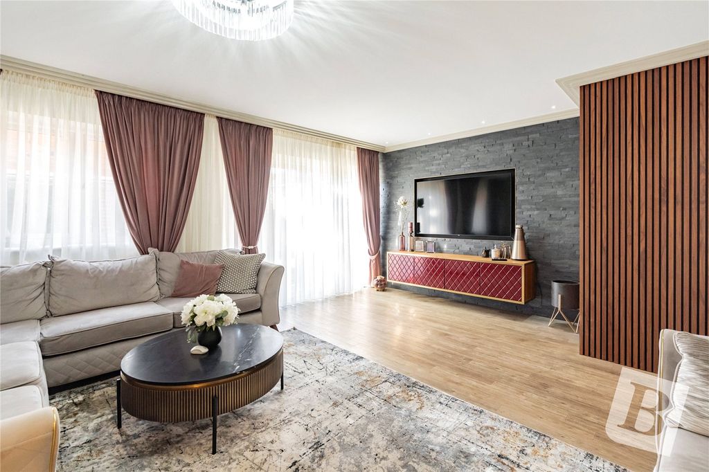 Property photo 3 of 24 Lounge