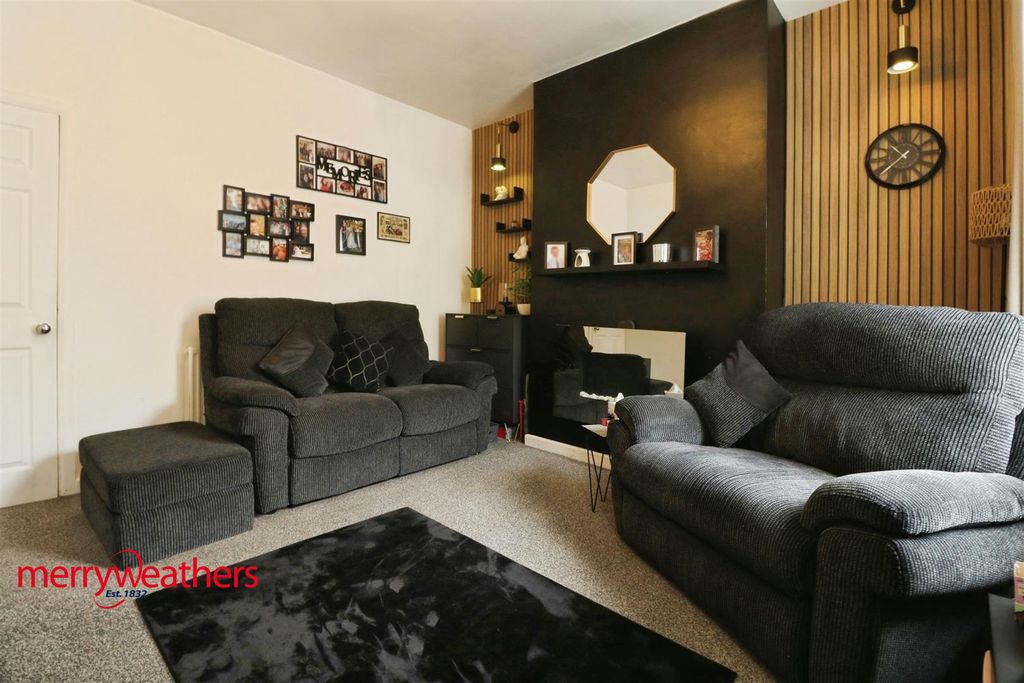 Property photo 2 of 17 Lounge