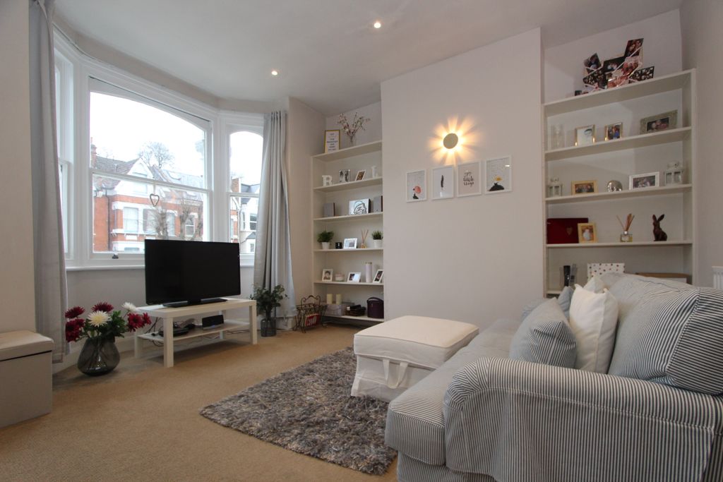 Property photo 3 of 7 Photo 01