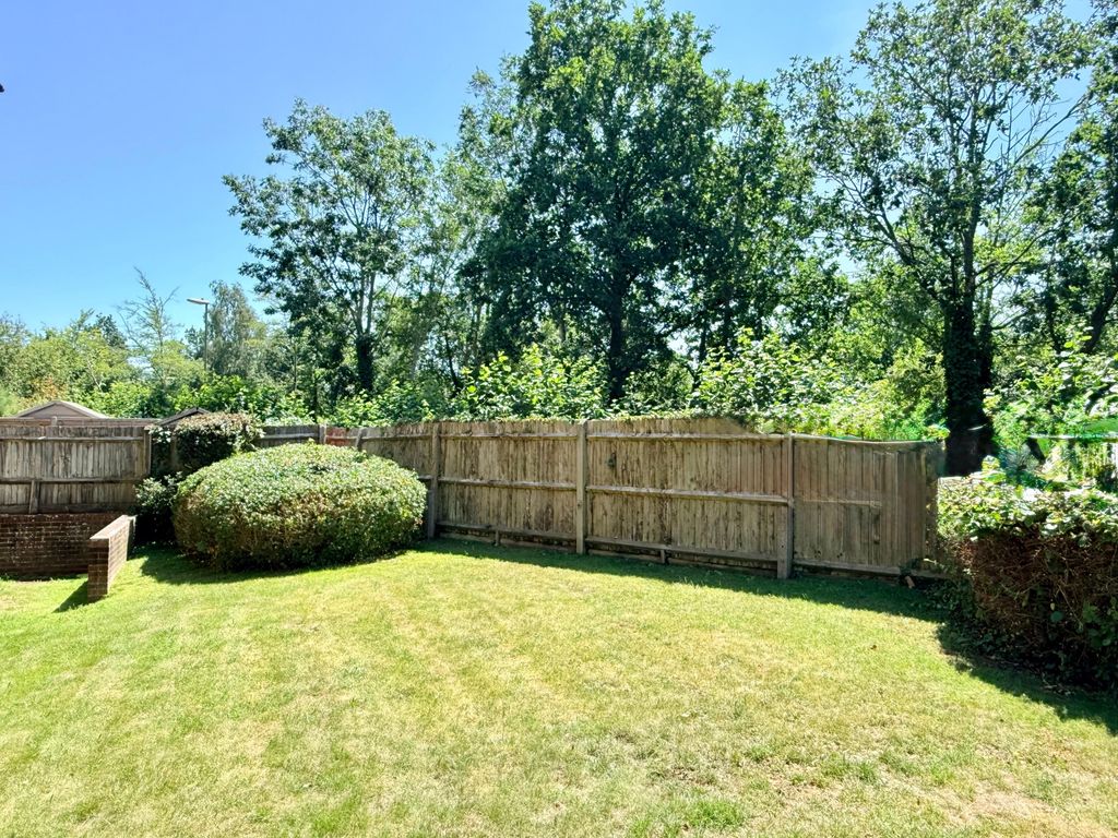 Property photo 3 of 11 Communal Gardens