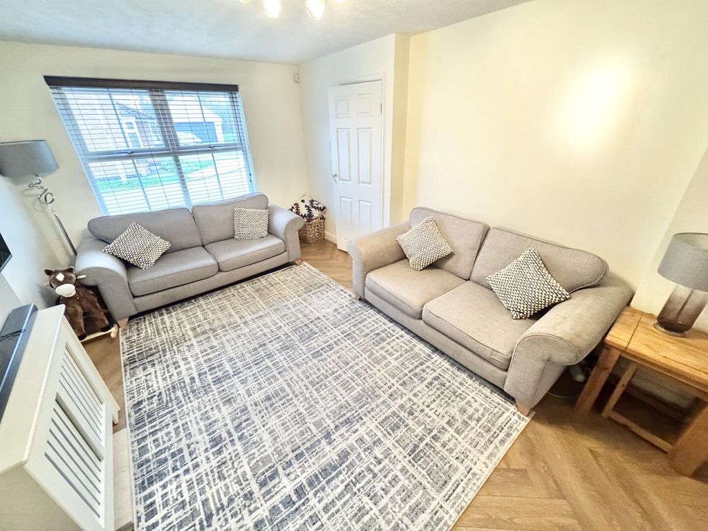 Property photo 3 of 13 Lounge