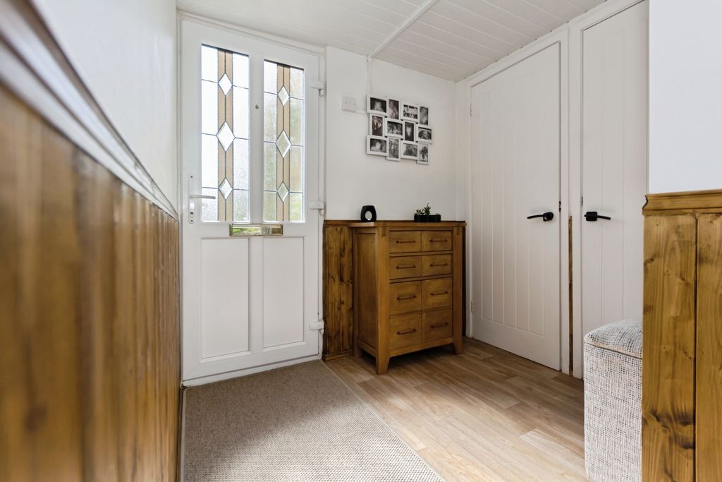 Property photo 2 of 17 Enterance Hall