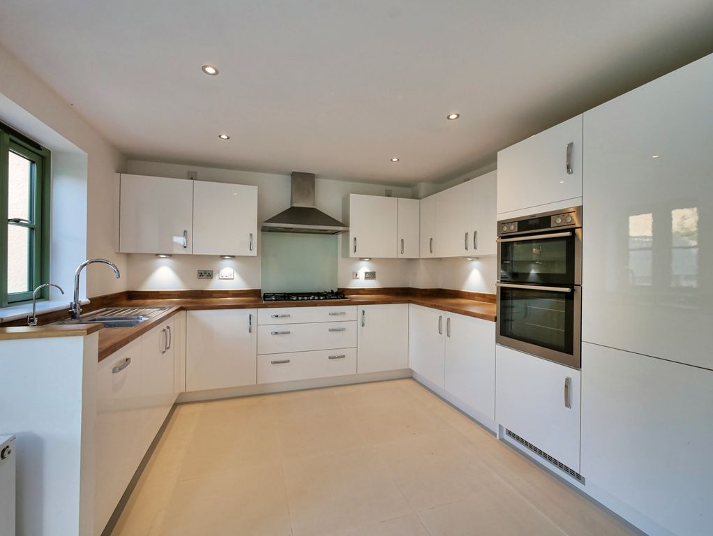 Property photo 3 of 16 Kitchen