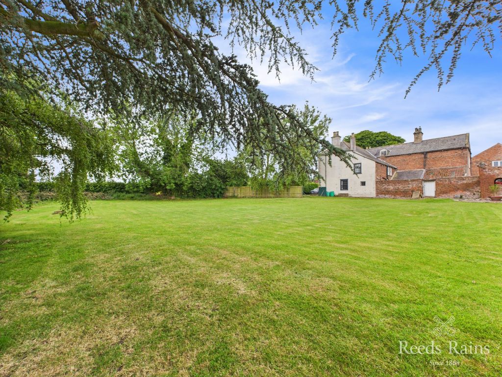 Property photo 1 of 50 Side Garden