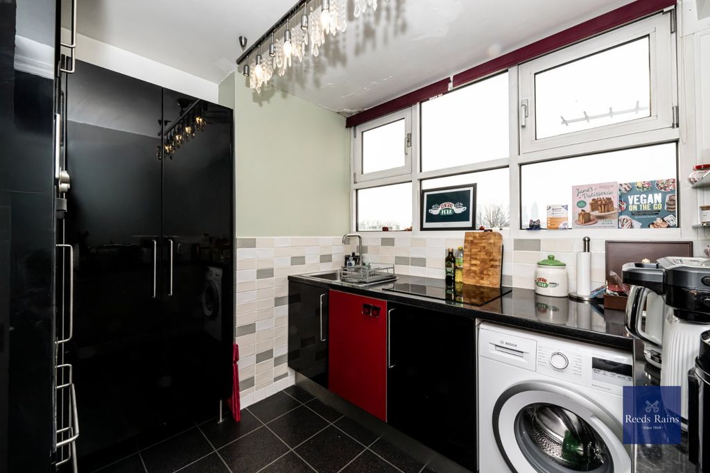 Property photo 3 of 11 Kitchen