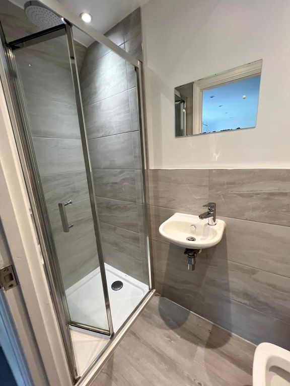 Property photo 3 of 11 Bathroom