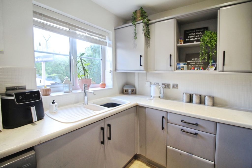 Property photo 3 of 18 Kitchen