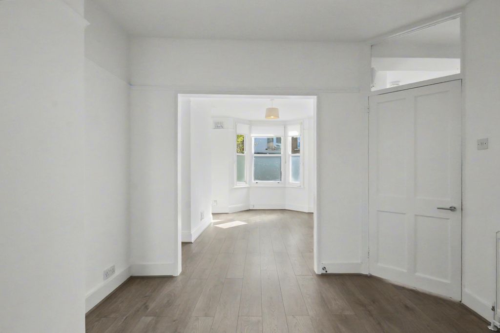 Property photo 3 of 10 2.Lounge.Jpg