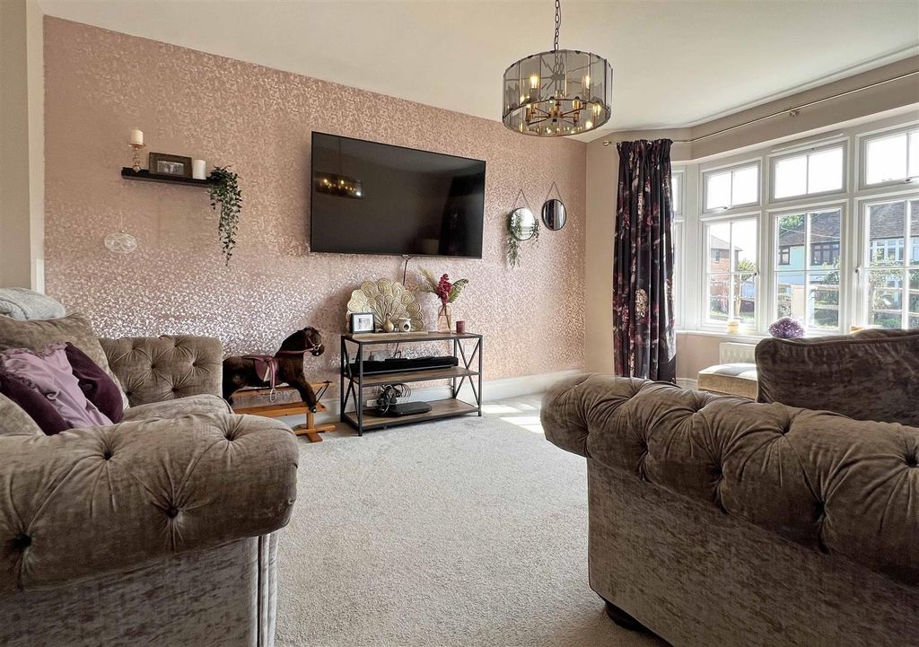 Property photo 2 of 22 Lounge.Jpg