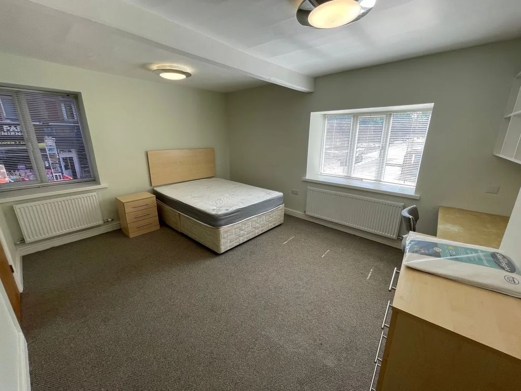 Property photo 1 of 13 A Bright And Spacious Double Bedroom Featuring A l...