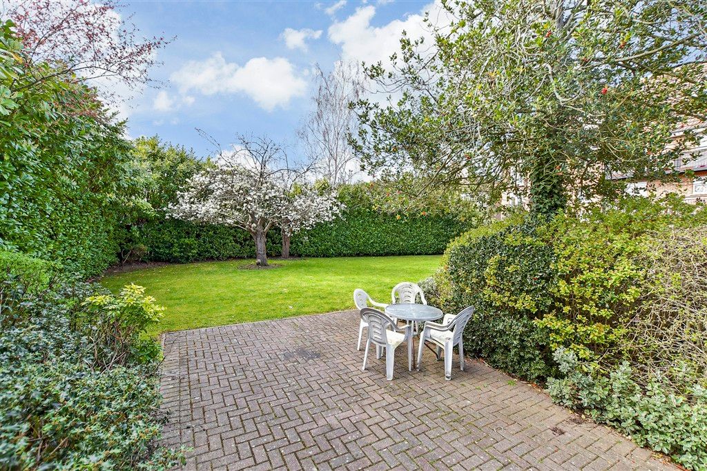 Property photo 2 of 12 Communal Gardens
