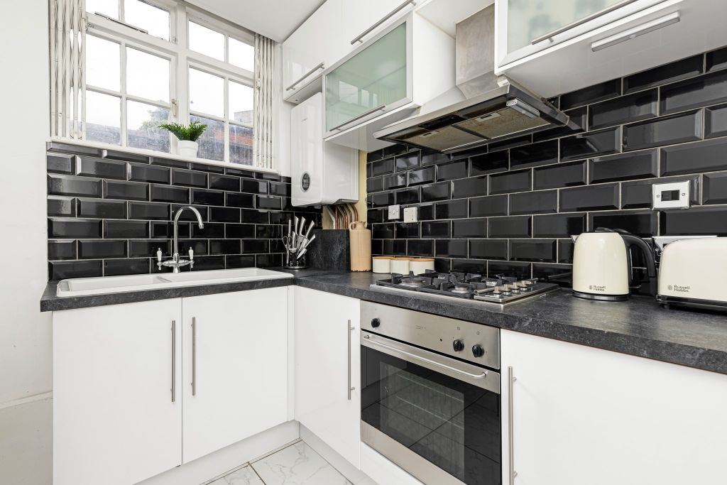 Property photo 2 of 25 Kitchen