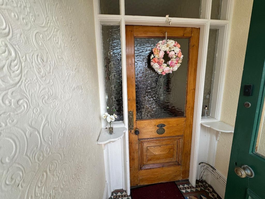 Property photo 2 of 17 Vestibule